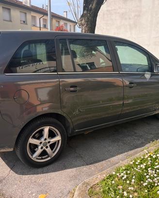 Opel zafira 1.6 7 posti neopatentati metano