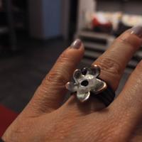 Anello pezzo di bigiotteria contemporanea