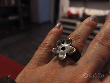 Anello pezzo di bigiotteria contemporanea