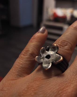 Anello pezzo di bigiotteria contemporanea