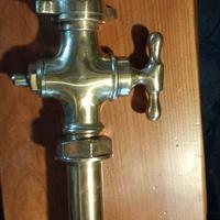 antico rubinetto in ottone