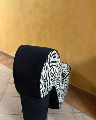 Poltrona a forma di scarpa con tacco