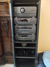 stereo  con mobiletto dotato di ruote