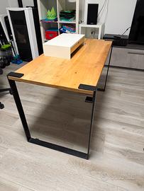 Scrivania design e sedia ergonomica
