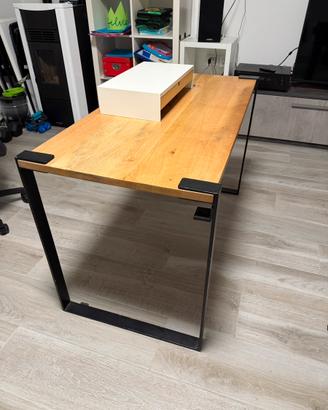 Scrivania design e sedia ergonomica