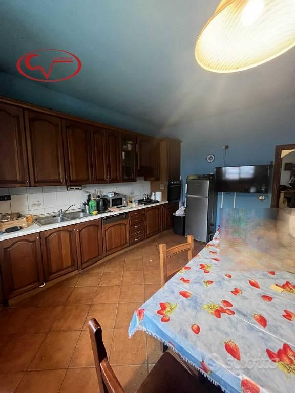 Appartamento di 130 m² con 5 locali e box auto a L - Vista 2