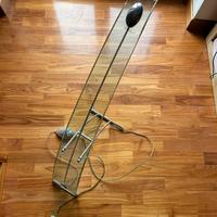 Lampada di design in vetro curvato e cromo