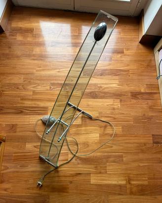 Lampada di design in vetro curvato e cromo