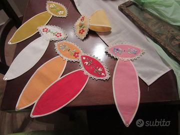 sei portatovaglioli ricamati anni Sessanta