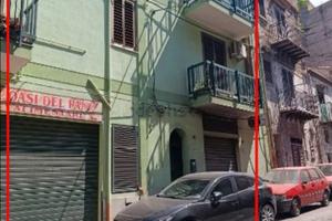Palazzina indipendente su tre livelli con garage,