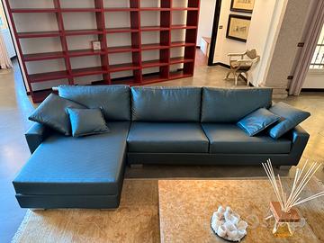 Divano in ecopelle ricondizionato