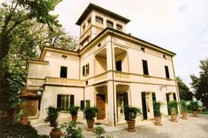 Villa di 1005 m² con più di 5 locali a Dozza