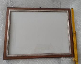 Cornice color legno ed argento con vetro 