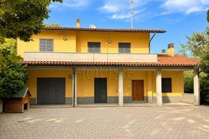 Casa indipendente di 140 m² con 3 locali e posto a