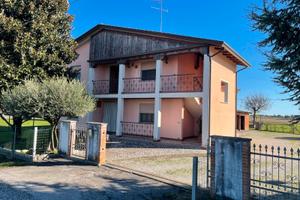 Casa singola con 2 appartamenti giardino e terreno