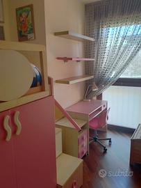 Cameretta femminile con scrivania