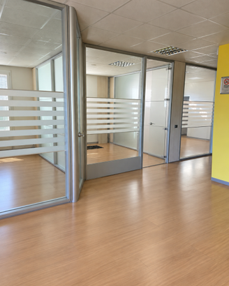 Pareti divisorie ufficio in vetro e alluminio