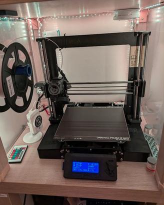 Stampante 3D Prusa i3 MK3S+ con mobile e accessori