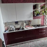 Cucina bordeaux e bianca