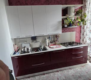 Cucina bordeaux e bianca