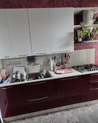 Cucina bordeaux e bianca