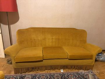 Divano vintage 3 posti color senape in velluto