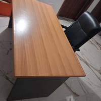 Scrivania con sedia girevole