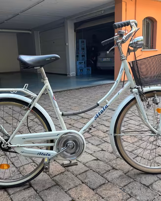 Bicicletta Atala da donna vintage con cestino