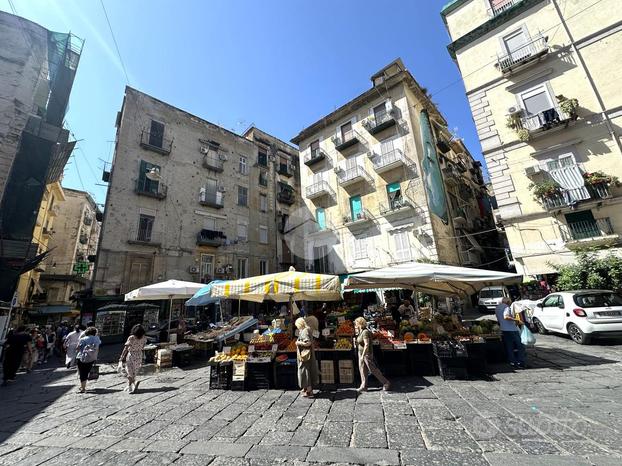 4 LOCALI A NAPOLI