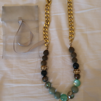Collana dorata con pietre dure verdi