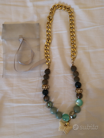 Collana dorata con pietre dure verdi