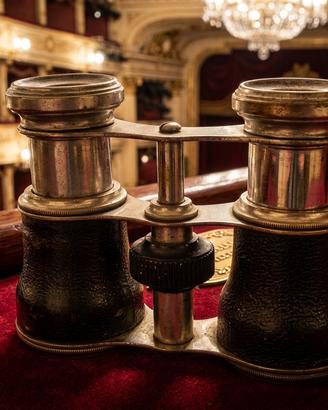 Binocolo antico da teatro in ottone e pelle