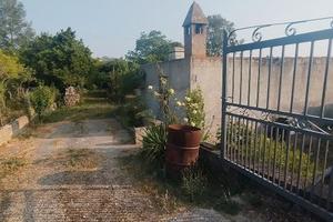 Casetta di campagna con terreno