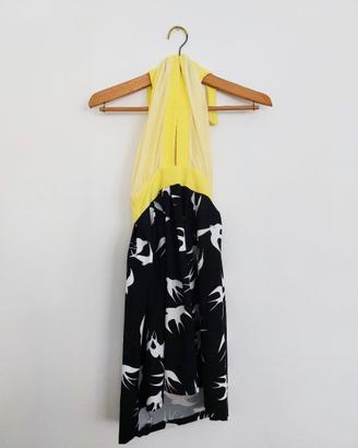 Vestito con corpetto giallo e gonna a ruota