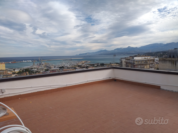 Appartamento con terrazza tutto con vista sul mare