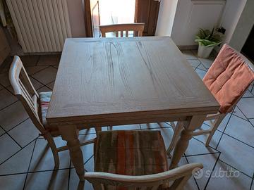 Tavolo in legno massello apribile con 4 sedie