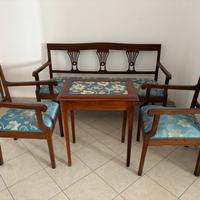 Set divanetto, due poltrone, tavolino, quattro sed