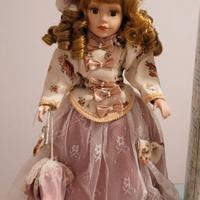 Bambola in porcellana da collezione