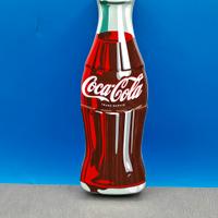 Scatola vuota in latta coca cola