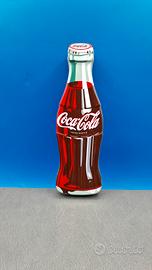 Scatola vuota in latta coca cola