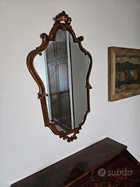 Specchio in legno scuro finitura dorata anni '60