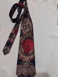 cravatta Ferre. 