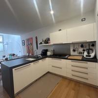 Grande cucina compresa di elettrodomestici