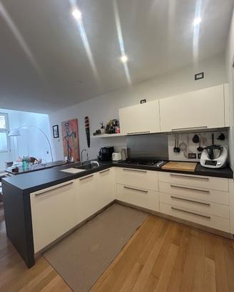 Grande cucina compresa di elettrodomestici