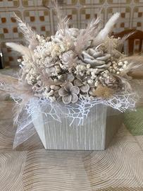 Composizione floreale artigianale in box elegante