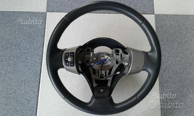 Volante yaris completo di comandi
