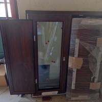 Infisso pvc con scuri tinta legno