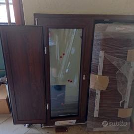 Infisso pvc con scuri tinta legno