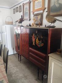 credenza anni sessanta con immagini orientali 