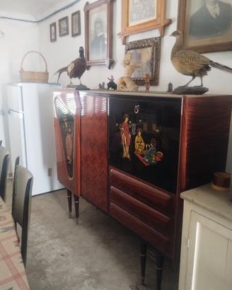 credenza anni sessanta con immagini orientali 